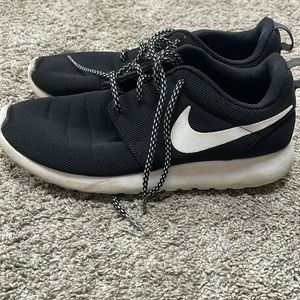 Women’s Nike Roshe One Gym Shoes Size 9